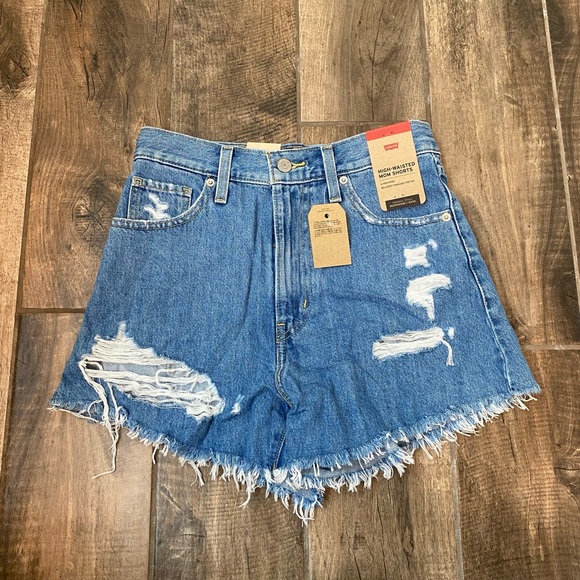 Levi’s High Waisted Mom Jean Shorts - Picture 4 of 13